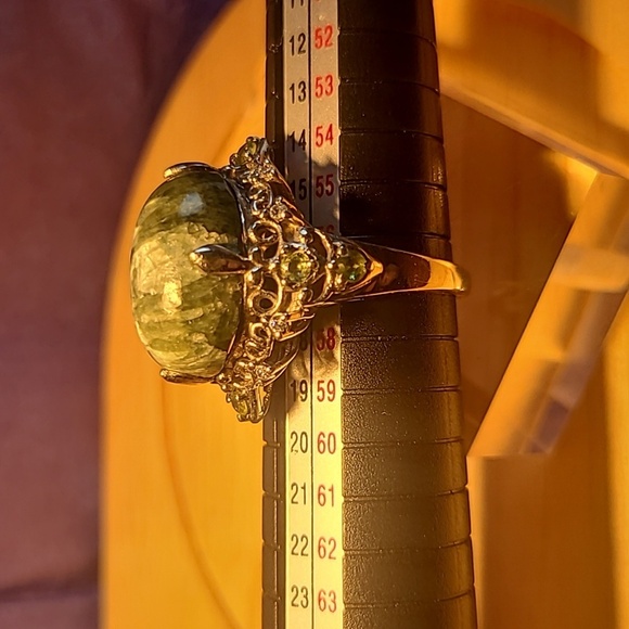 Vintage faux green stone ring with silver color. - Picture 7 of 7